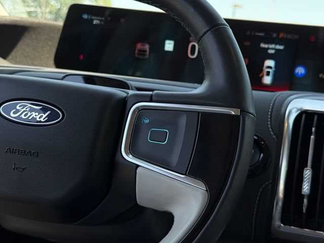 Used 2025 Ford Expedition Platinum w/ Driver's Package AWD/4WD image 9