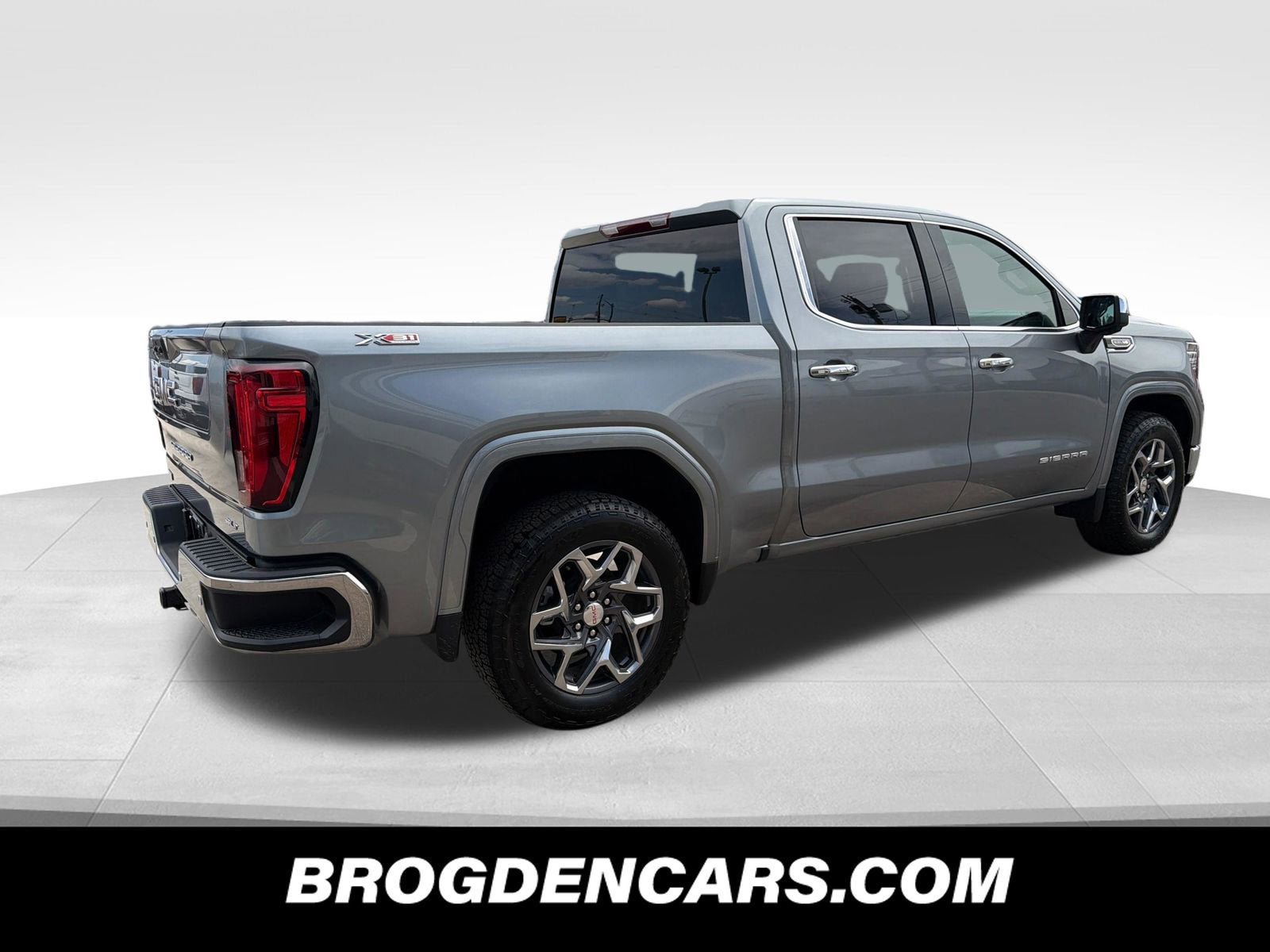 New 2026 GMC Sierra 1500 SLT AWD/4WD image 3