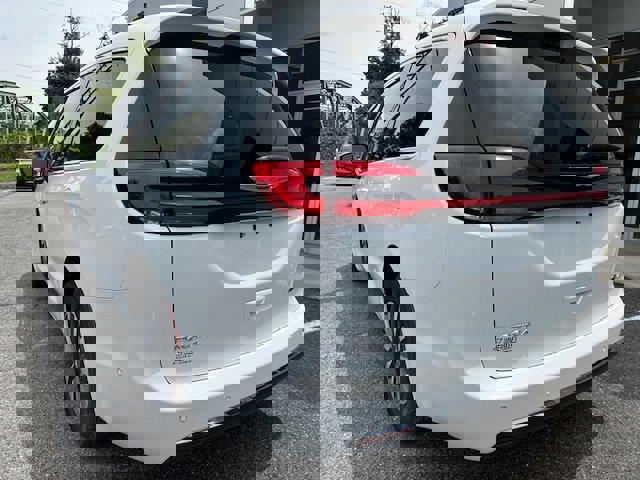 New 2023 Chrysler Pacifica Touring-L image 8