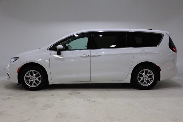Used 2023 Chrysler Pacifica Touring-L FWD image 4