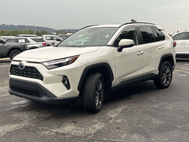 Used 2022 Toyota RAV4 XLE Premium AWD/4WD image 8