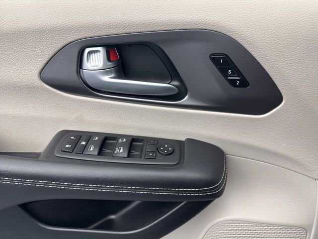Used 2024 Chrysler Pacifica Touring-L image 32