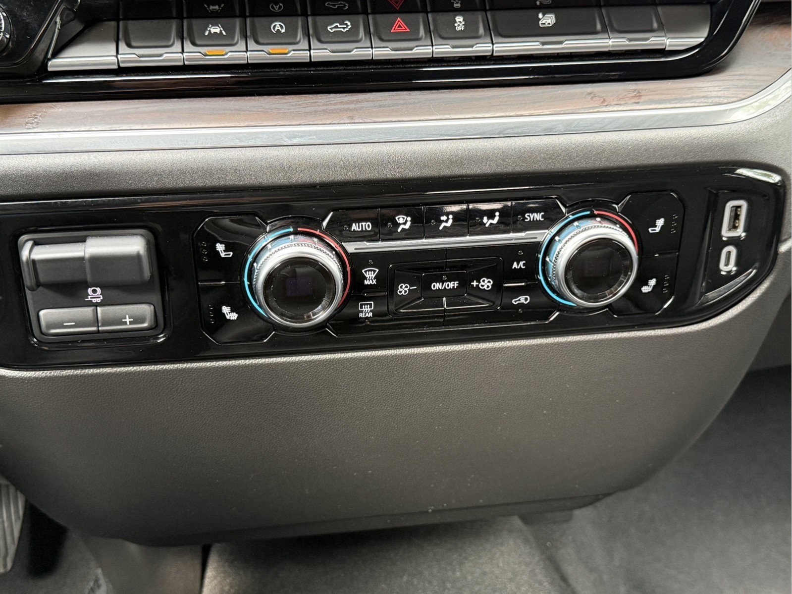 Certified 2025 GMC Sierra 1500 SLT image 36