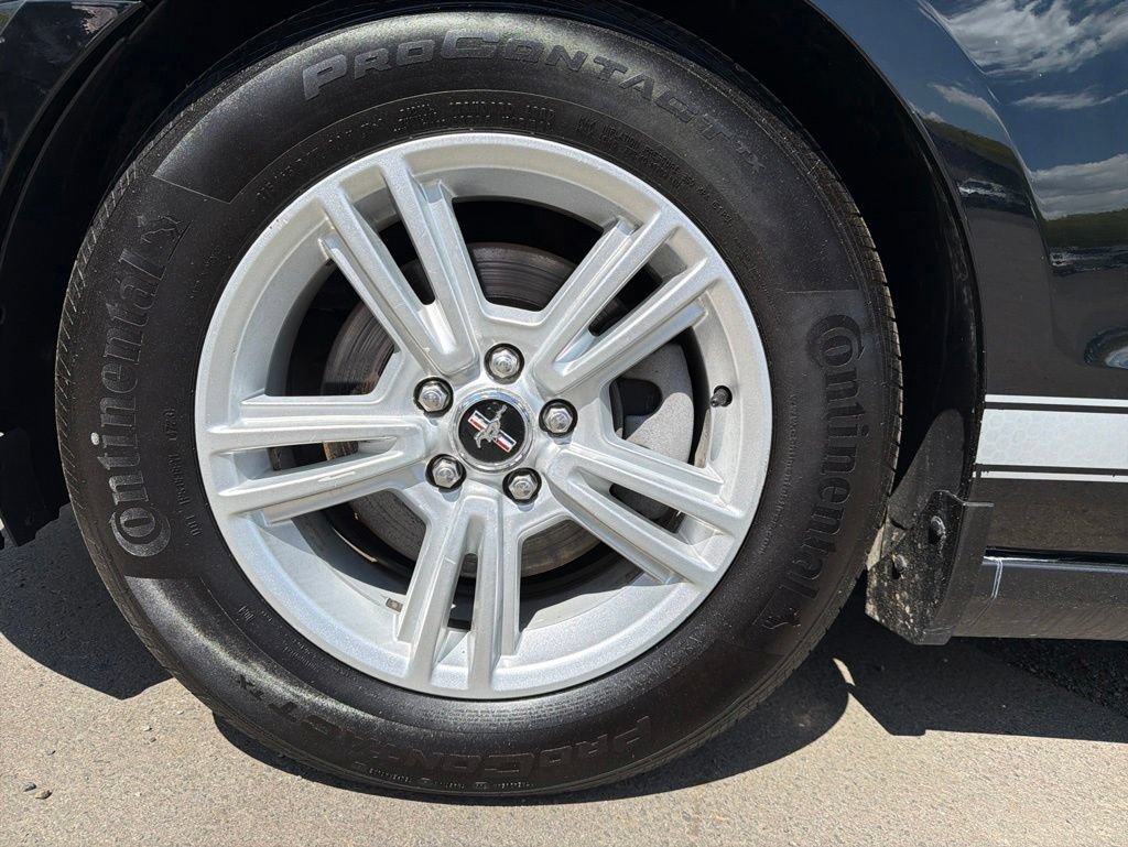 Used 2014 Ford Mustang Convertible RWD image 9