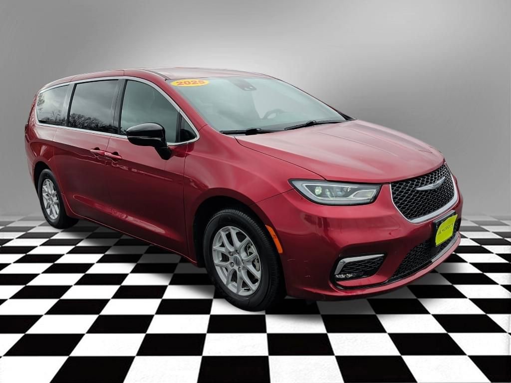 Used 2025 Chrysler Pacifica Select image 5