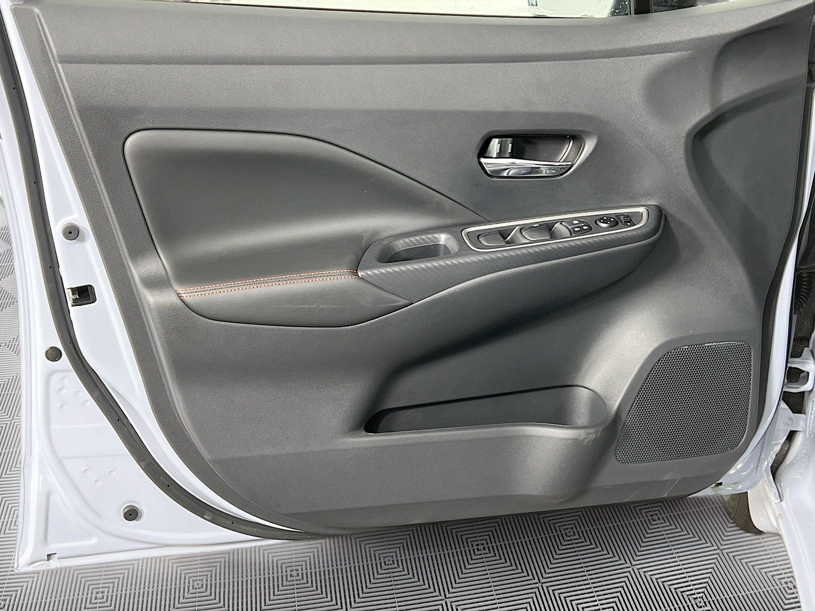 New 2025 Nissan Versa SR w/ Trunk Package FWD image 19