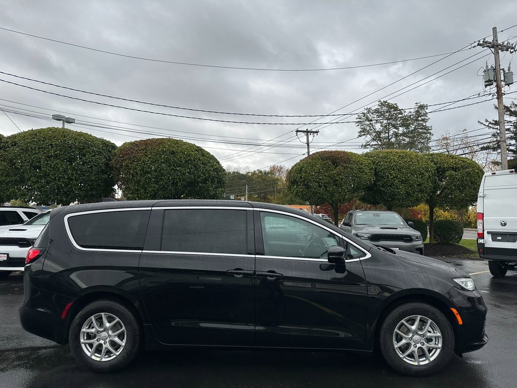 New 2026 Chrysler Pacifica Select image 7