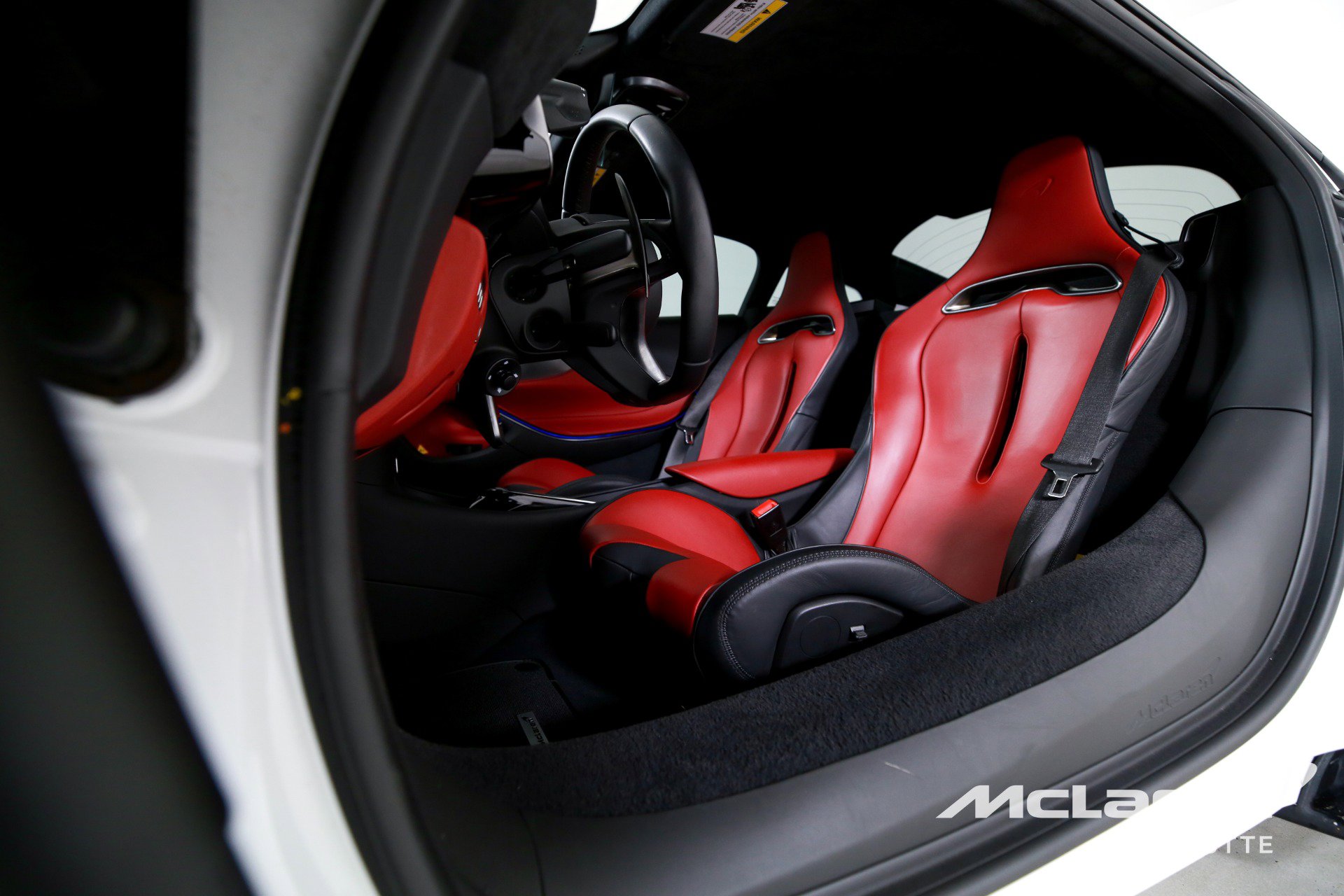 Used 2024 McLaren Artura image 12