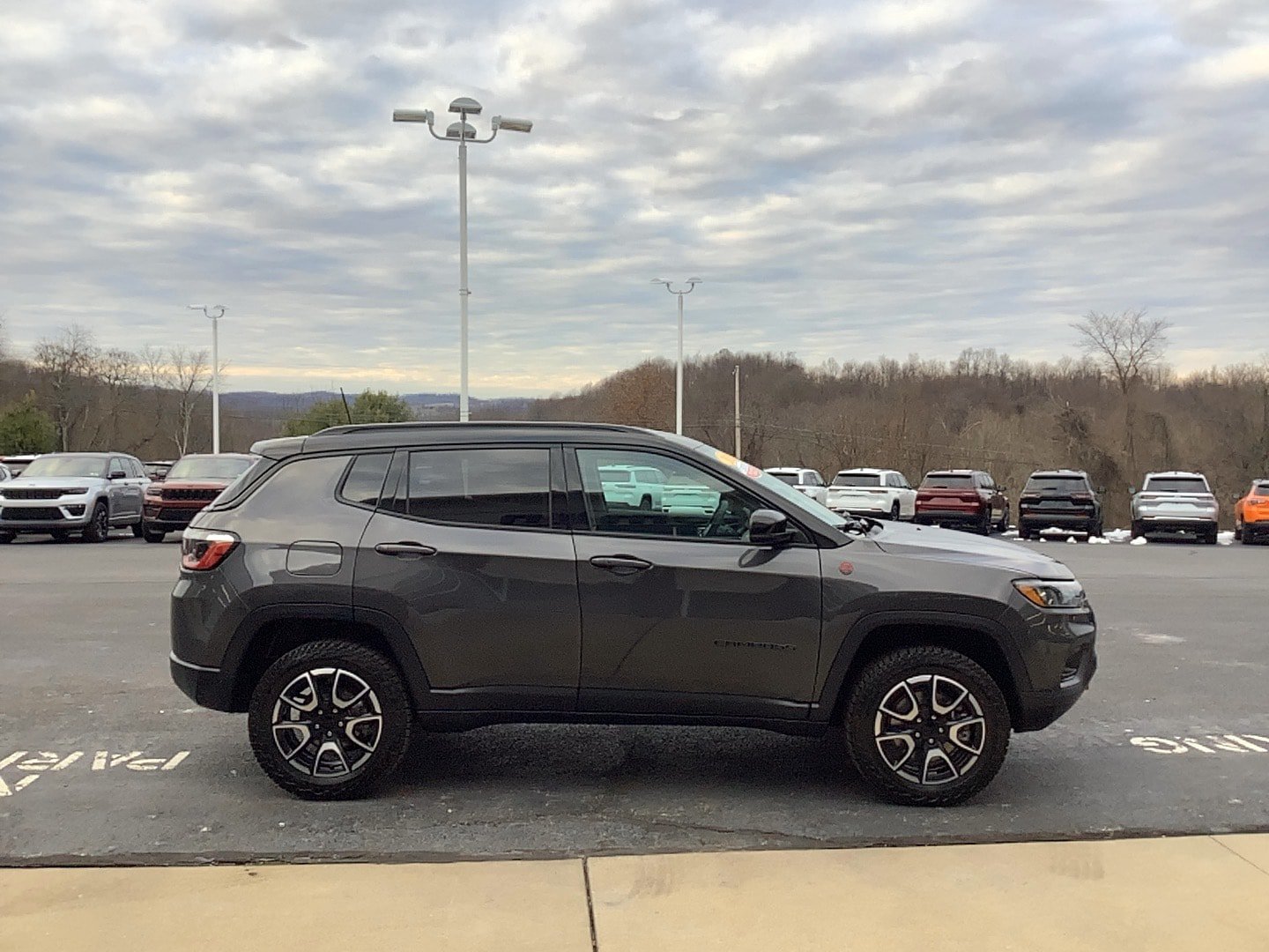 Used 2024 Jeep Compass Trailhawk w/ Trailhawk Convenience Group AWD/4WD image 4