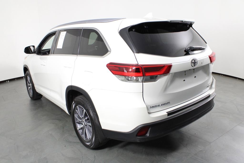 Used 2017 Toyota Highlander XLE image 3