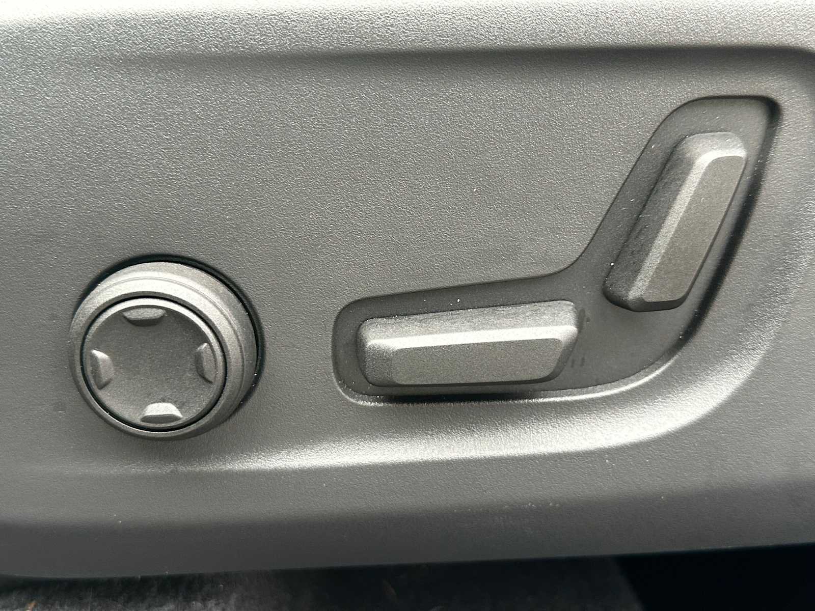 Used 2025 Volvo XC40 B5 Plus w/ Climate Package image 22