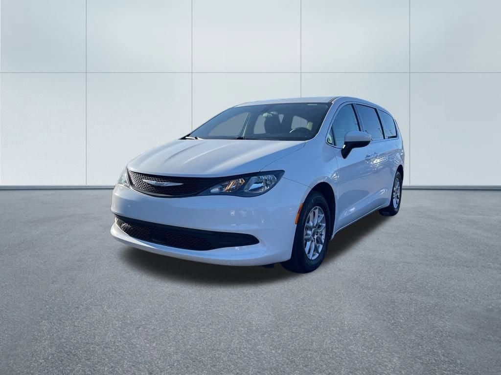 Used 2022 Chrysler Voyager LX image 2