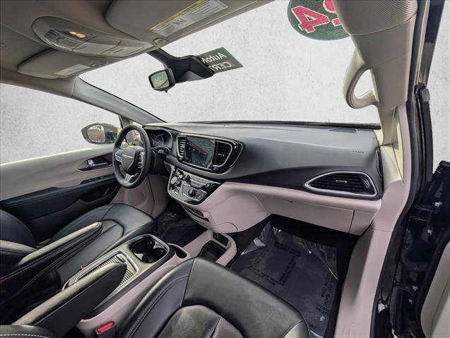 Used 2024 Chrysler Pacifica Touring-L image 22