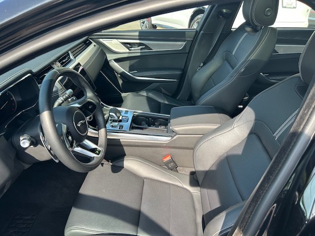 Certified 2022 Jaguar XF R-Dynamic SE AWD/4WD image 15
