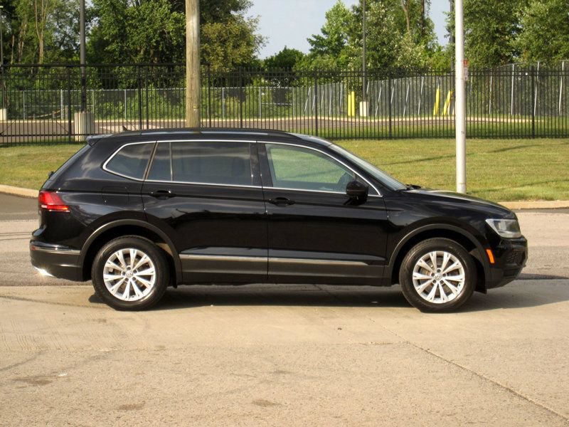 Used 2018 Volkswagen Tiguan SE w/ Panoramic Sunroof Package AWD/4WD image 9