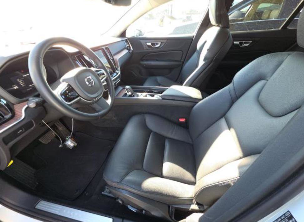 Used 2025 Volvo V60 B5 Cross Country Plus AWD/4WD image 2