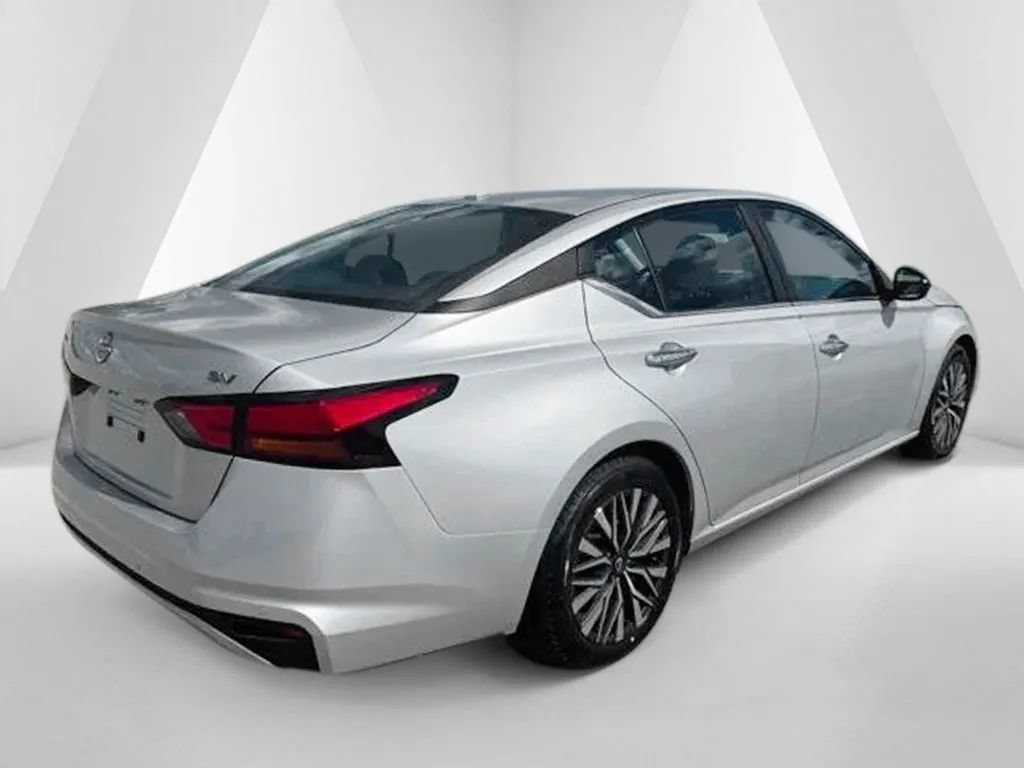 Used 2024 Nissan Altima 2.5 SV FWD image 7