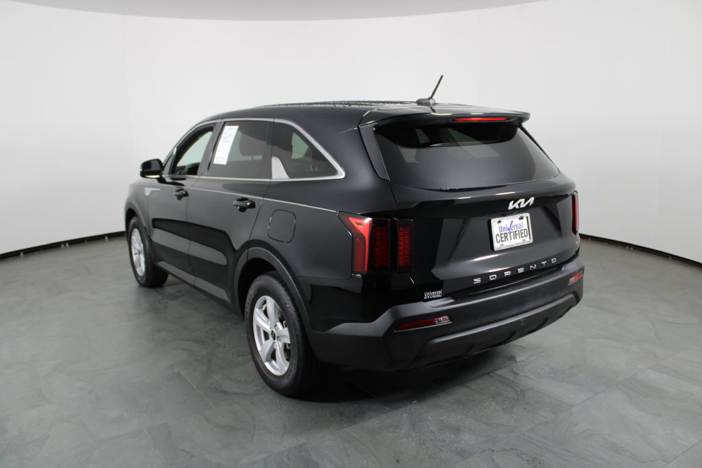 Used 2022 Kia Sorento LX FWD image 3