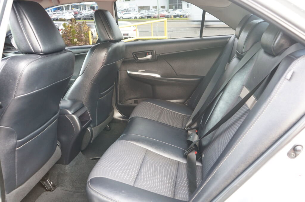 Used 2014 Toyota Camry SE image 11