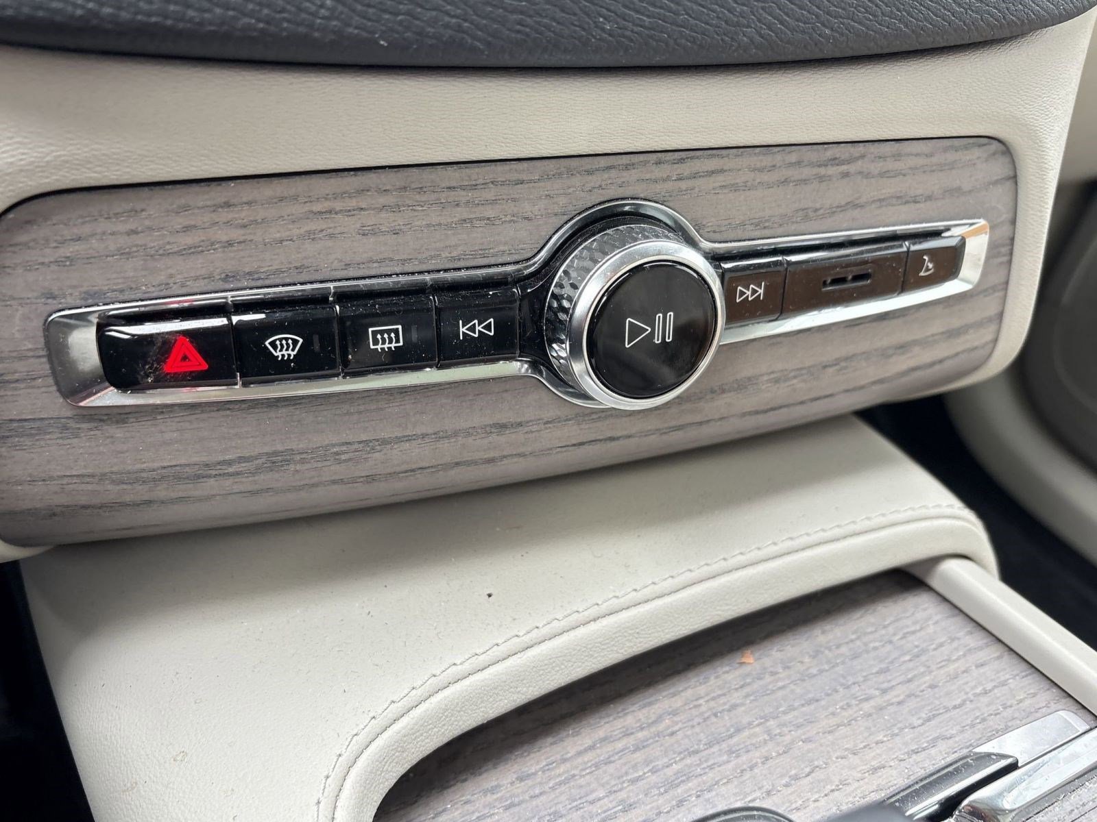 Certified 2024 Volvo XC90 B6 Plus w/ Protection Package Premier image 18