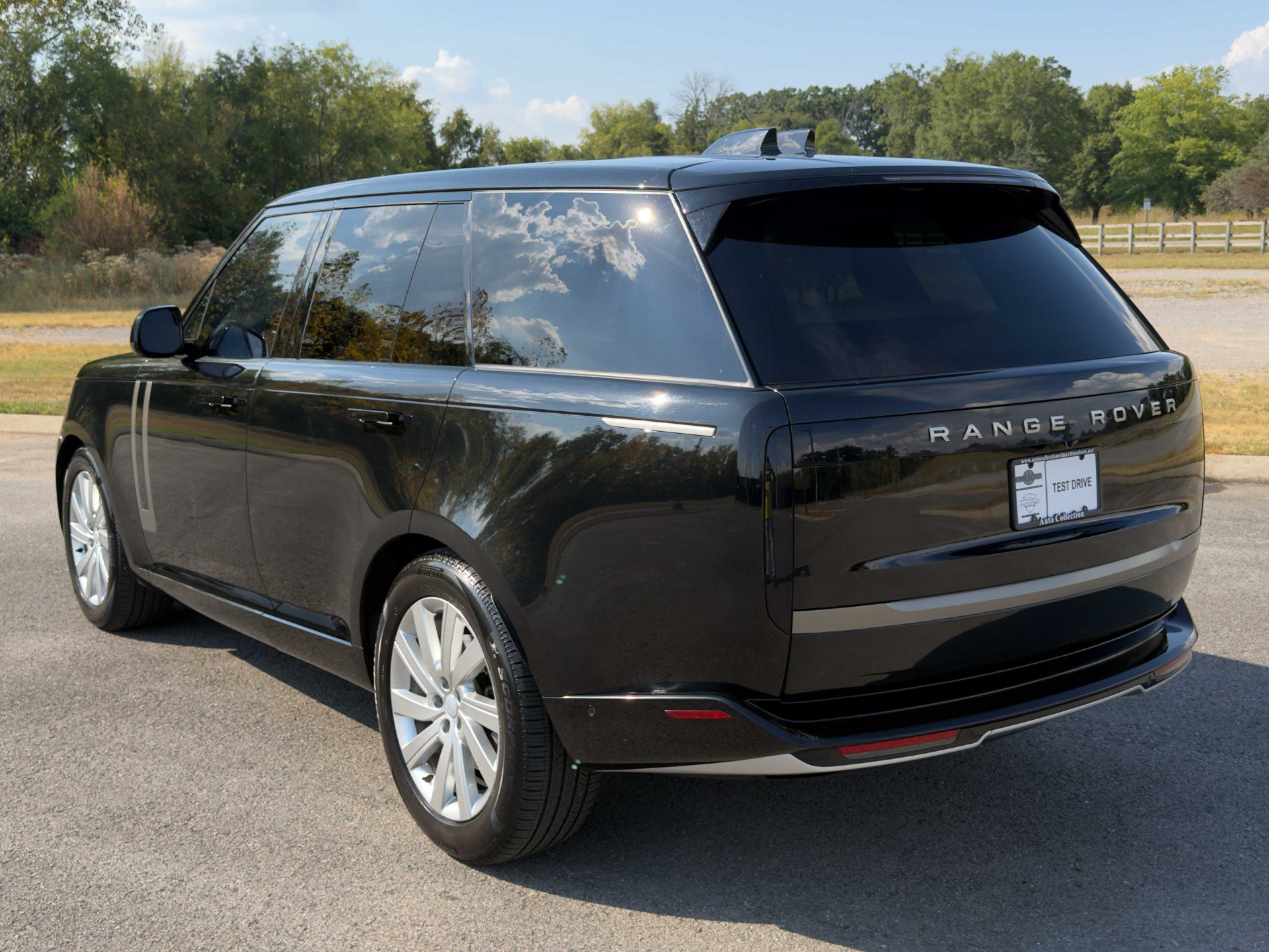 Used 2025 Land Rover Range Rover SE AWD/4WD image 4