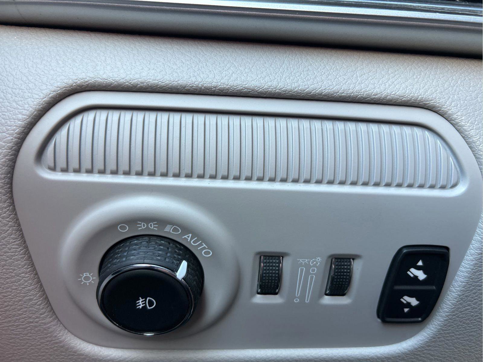 Used 2023 Jeep Wagoneer Series III w/ Preferred Equipment Group image 15