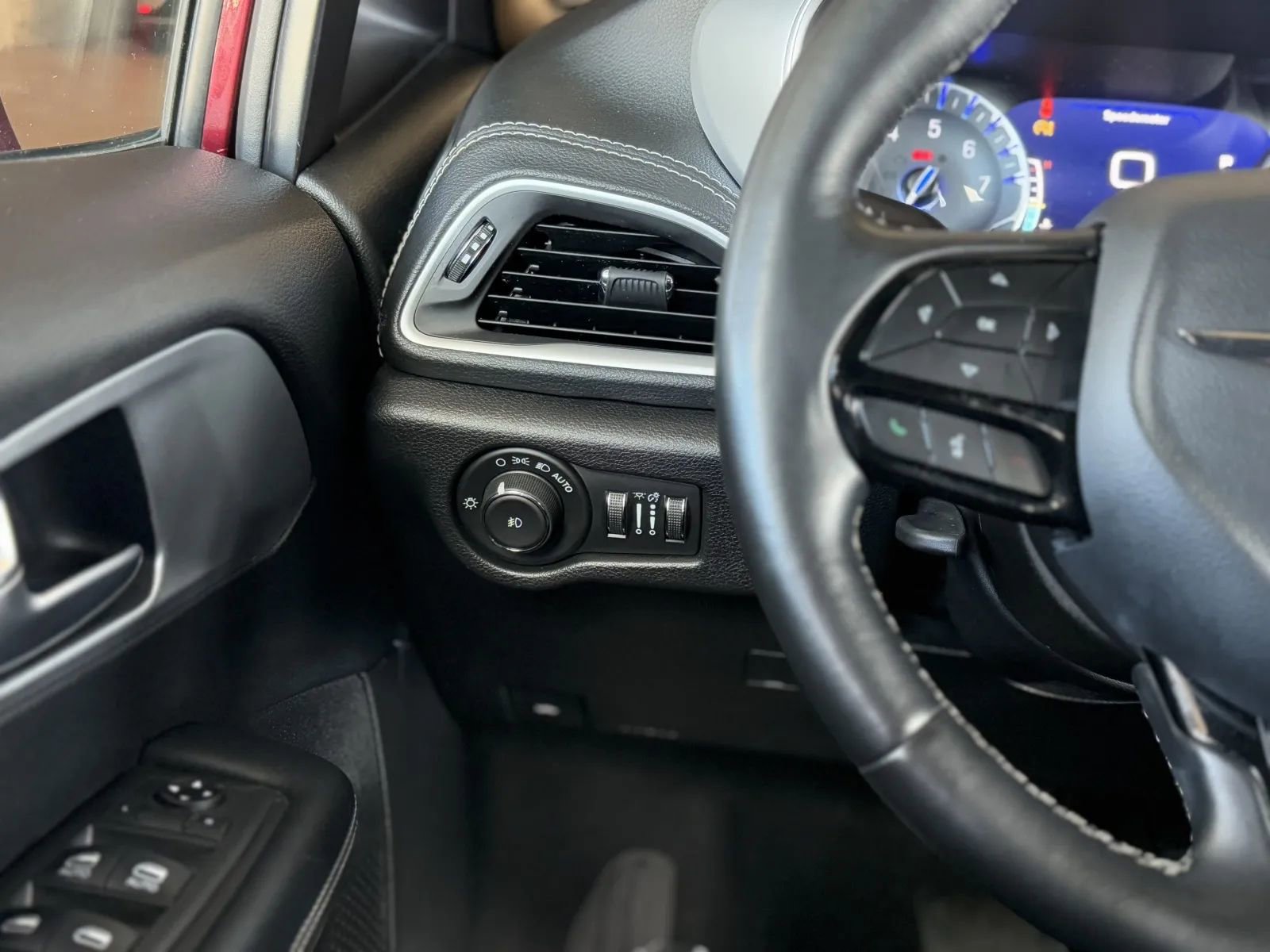 Used 2021 Chrysler Pacifica Touring w/ Uconnect Theater Family Group image 27