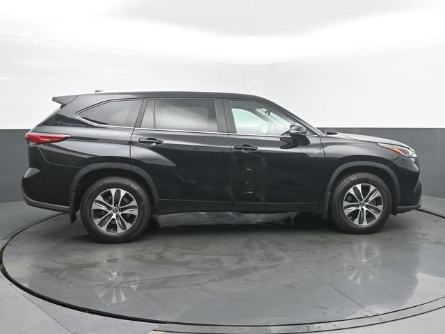 Used 2023 Toyota Highlander XLE AWD/4WD image 6