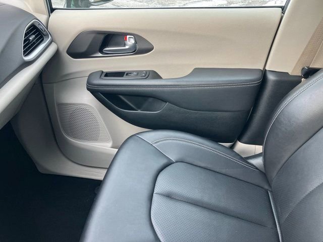 Used 2024 Chrysler Pacifica Touring-L image 12