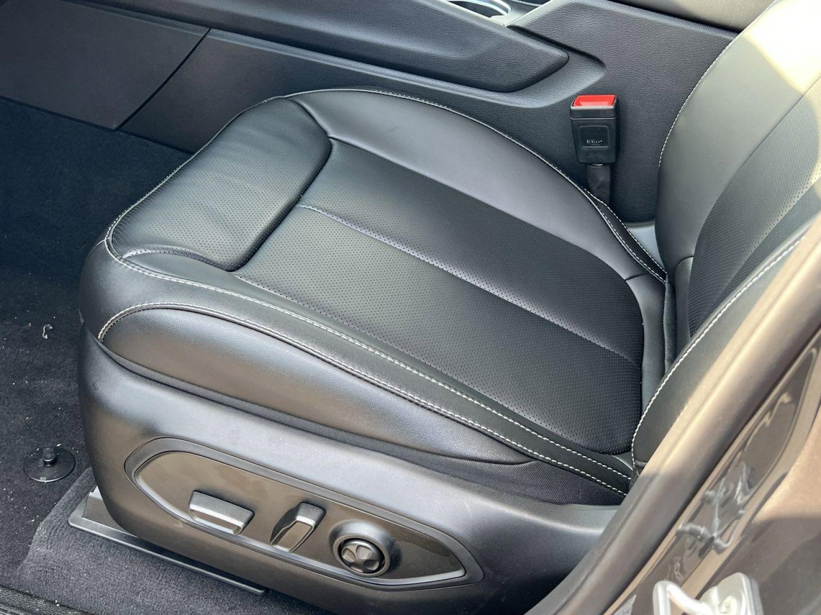 New 2025 Jeep Grand Cherokee L Limited w/ Luxury Tech Group II image 8