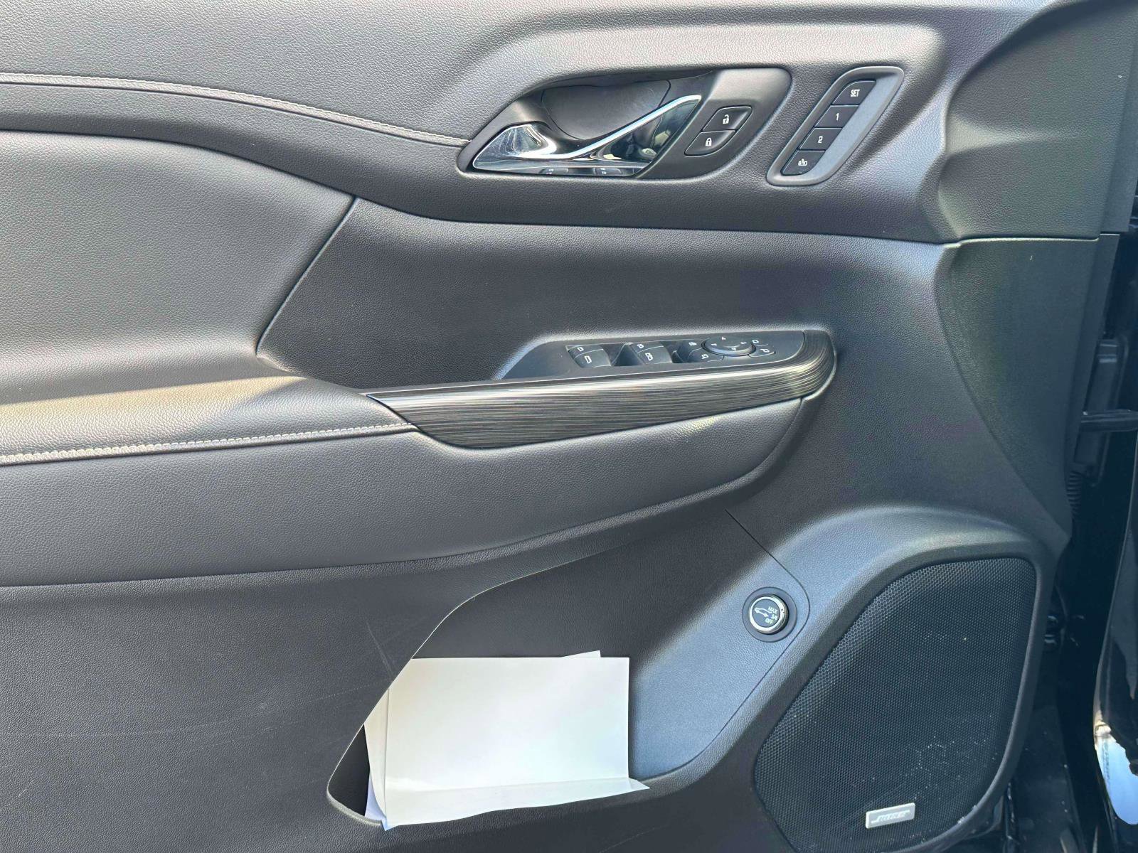 Used 2023 GMC Acadia SLT w/ Elevation Edition image 17