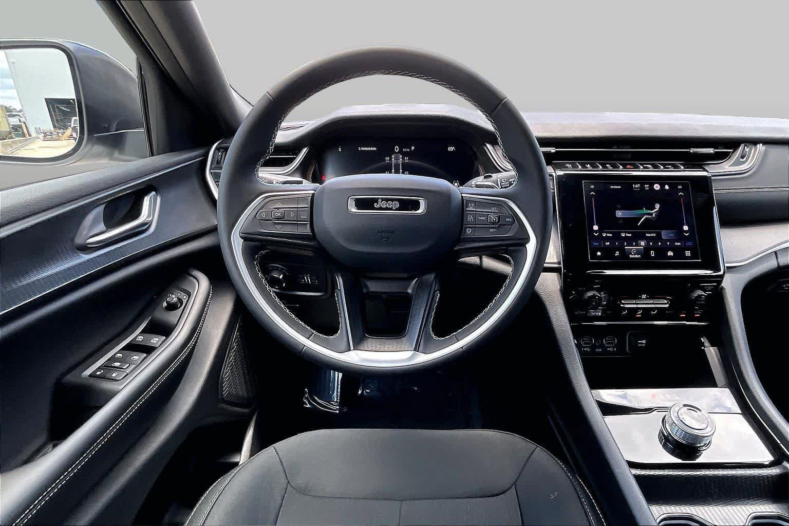 Used 2025 Jeep Grand Cherokee Laredo X AWD/4WD image 6