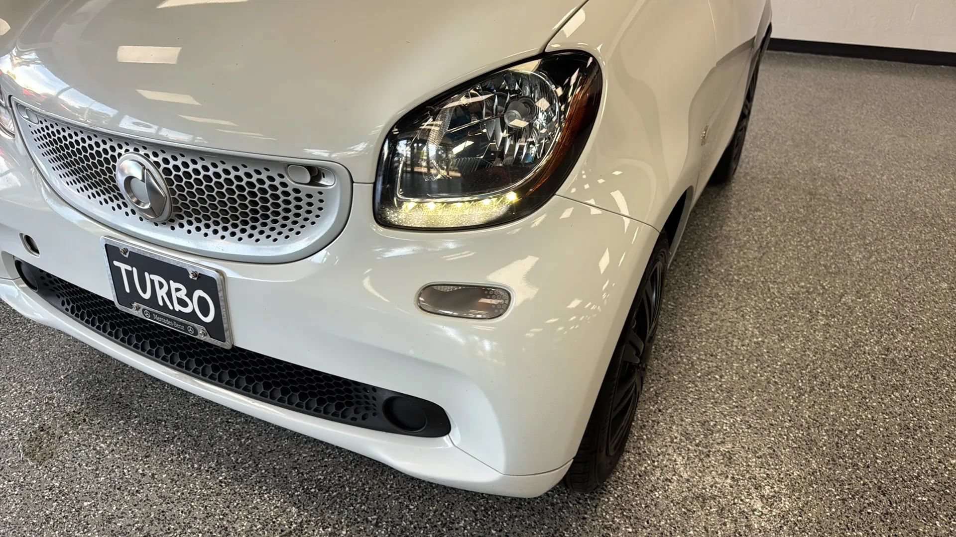 Used 2017 smart fortwo pure RWD image 27