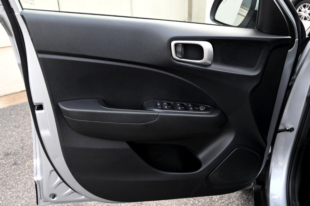 Used 2022 Hyundai Venue SEL image 13