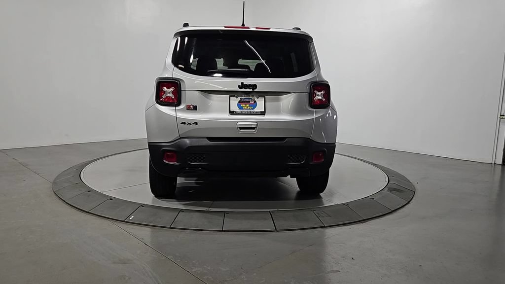 Used 2019 Jeep Renegade Altitude w/ UConnect 8.4 Nav Group AWD/4WD image 4
