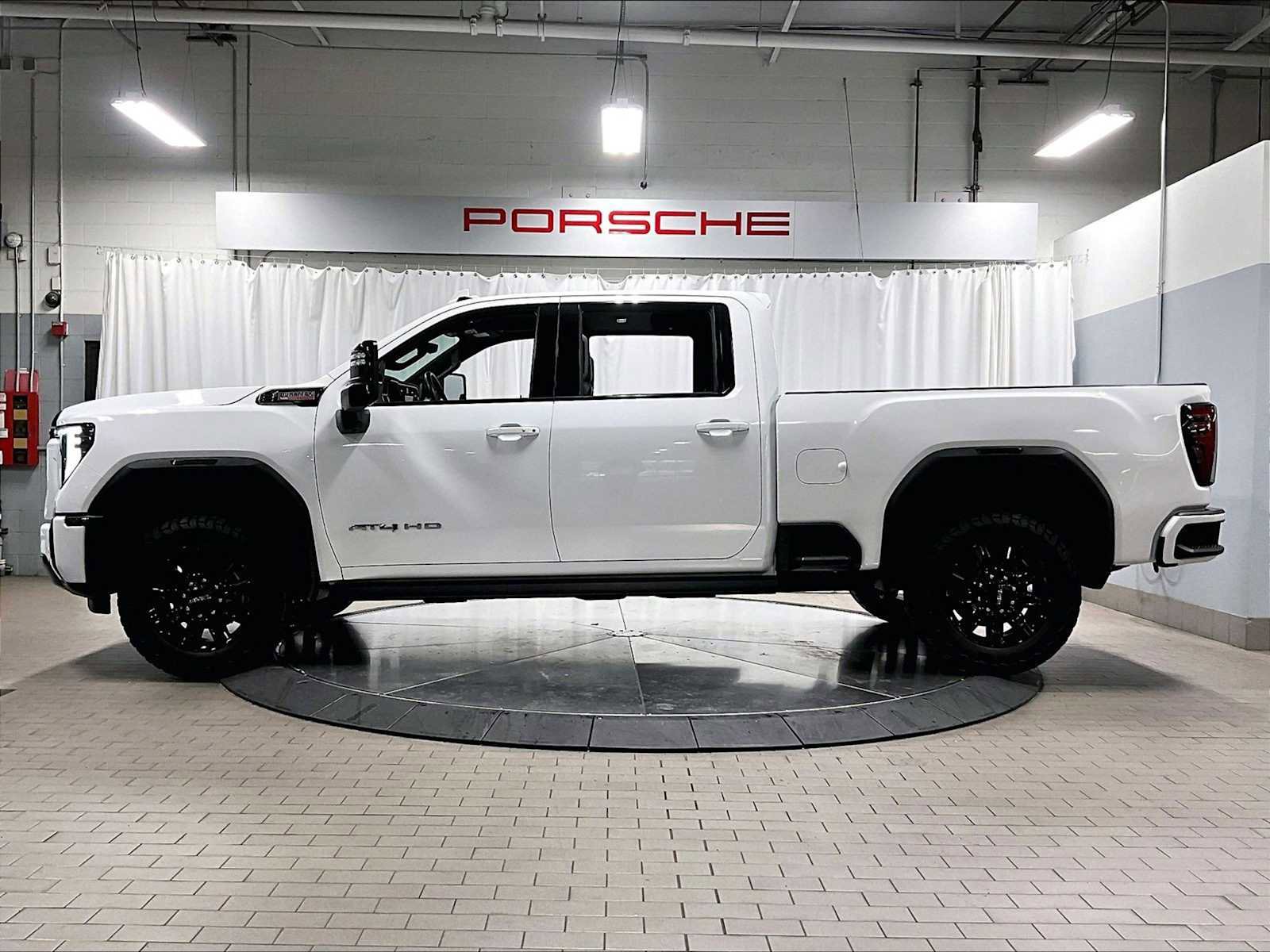 Used 2024 GMC Sierra 2500 AT4 w/ AT4 Premium Plus Package image 2