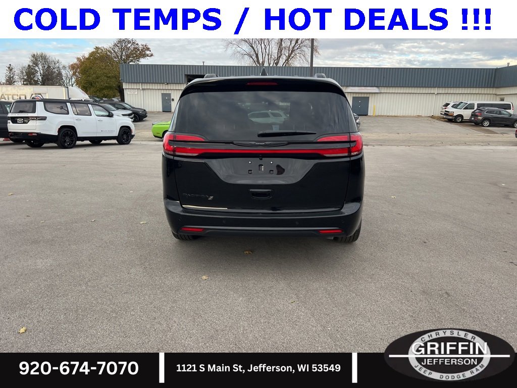 New 2026 Chrysler Pacifica Select w/ S Appearance Package image 9