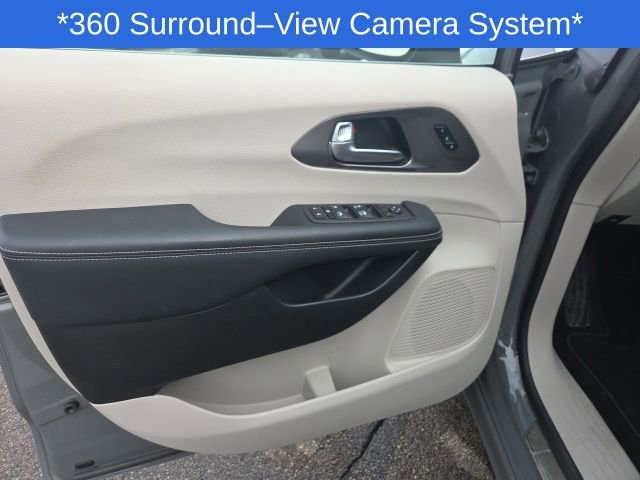 Used 2023 Chrysler Pacifica Touring-L image 26