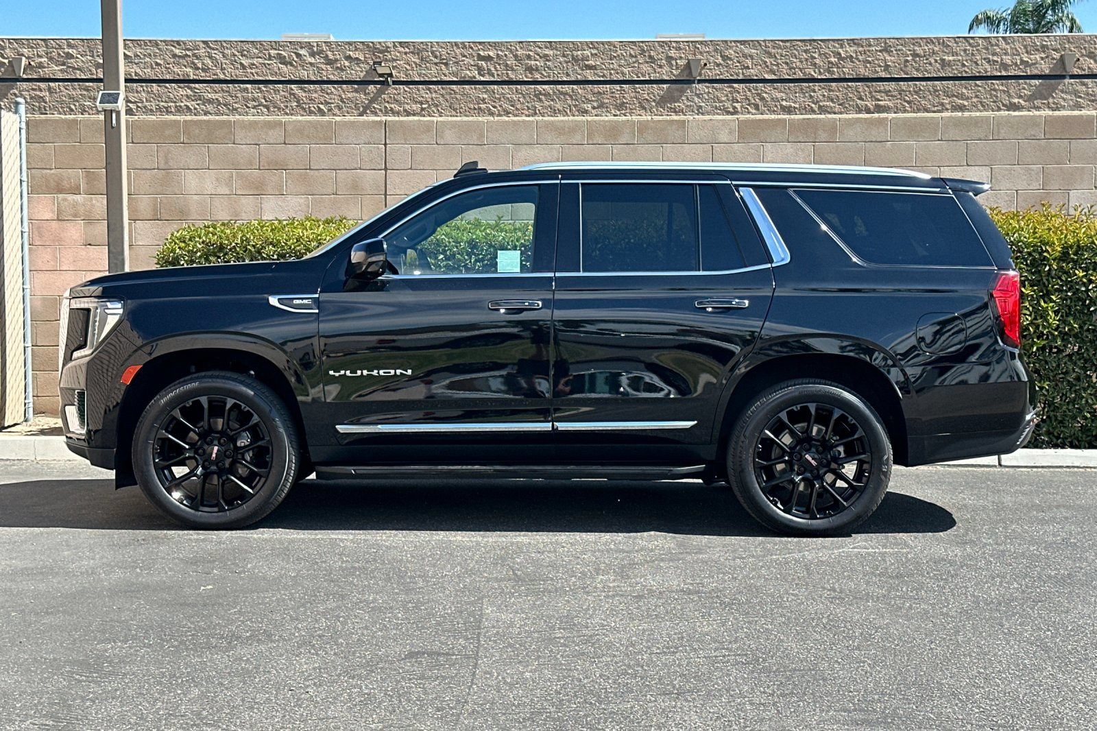 Certified 2023 GMC Yukon SLT w/ SLT Premium Package AWD/4WD image 7