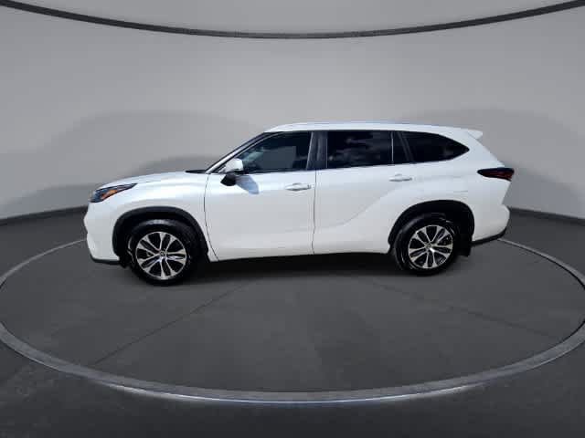 Used 2024 Toyota Highlander XLE FWD image 4