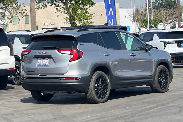 Used 2023 GMC Terrain SLE w/ Elevation Edition image 4