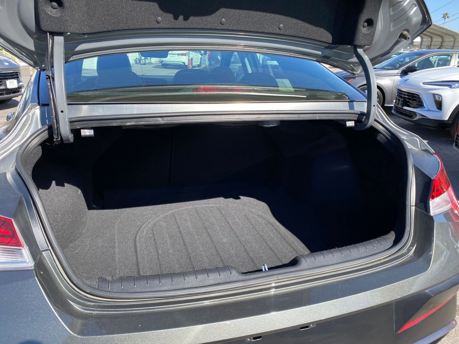 Used 2025 Hyundai Elantra Limited image 33