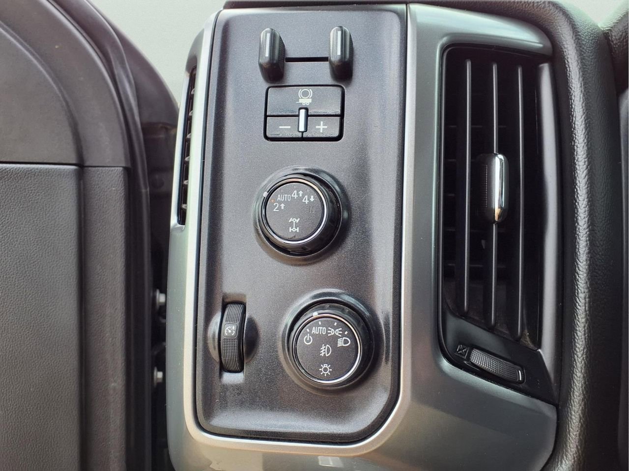 Used 2017 Chevrolet Silverado 1500 LT w/ Midnight Edition image 15