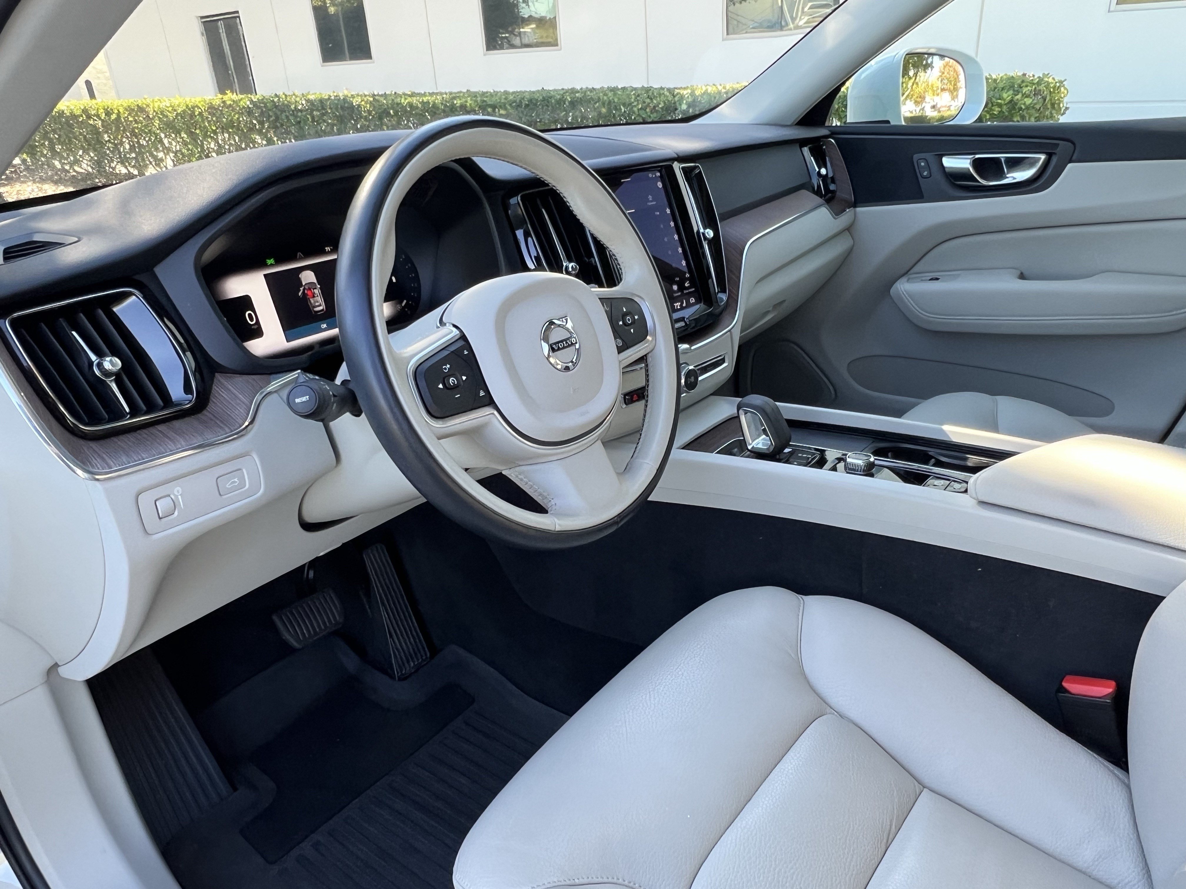 Used 2022 Volvo XC60 B5 Momentum w/ Climate Package AWD/4WD image 17