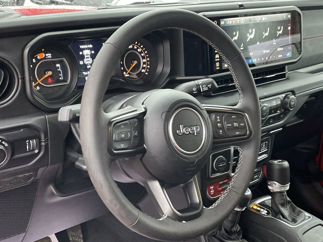 Used 2025 Jeep Wrangler Unlimited Rubicon w/ Convenience Group AWD/4WD image 14