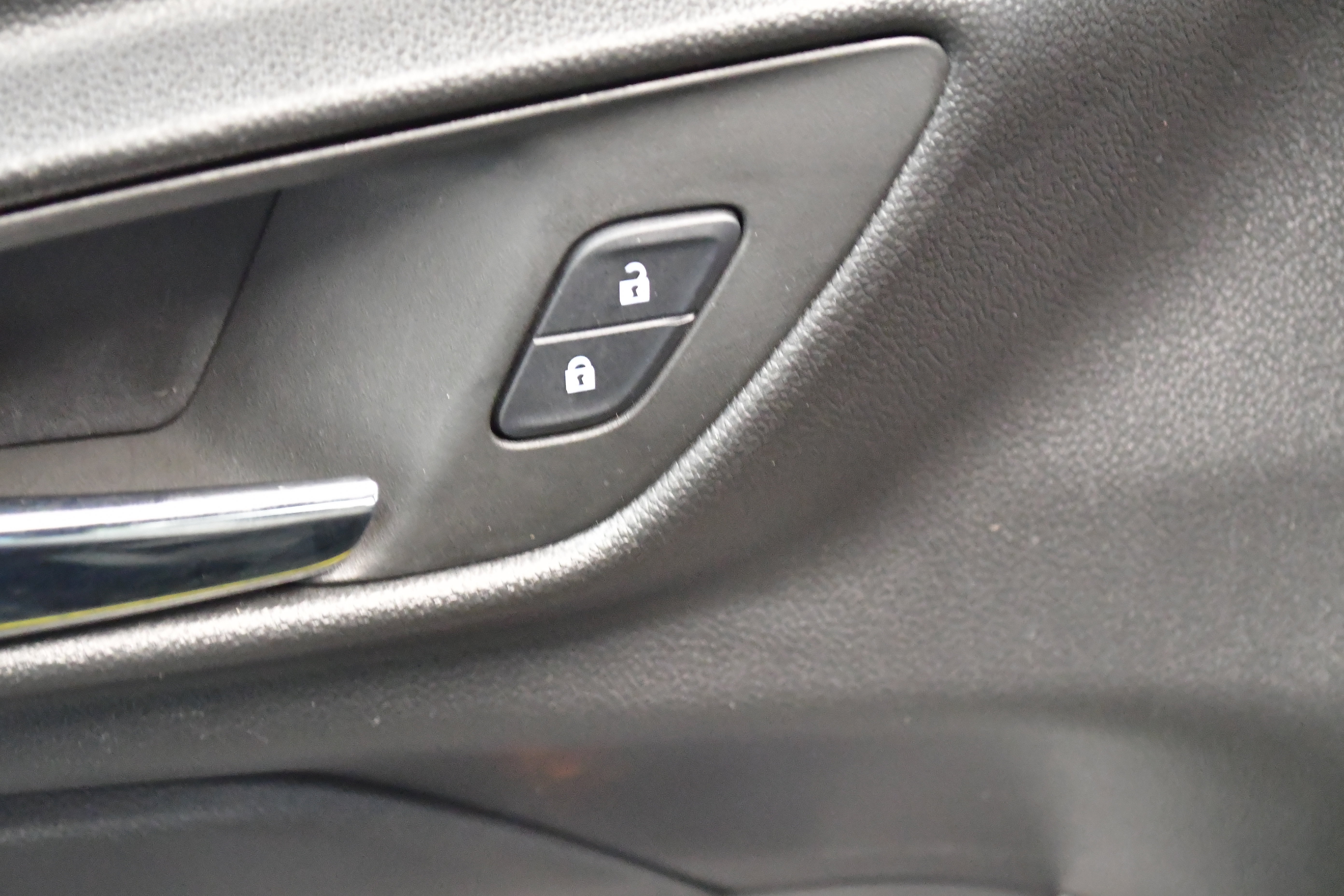 Used 2025 Chevrolet Trax RS w/ Driver Confidence Package FWD image 17