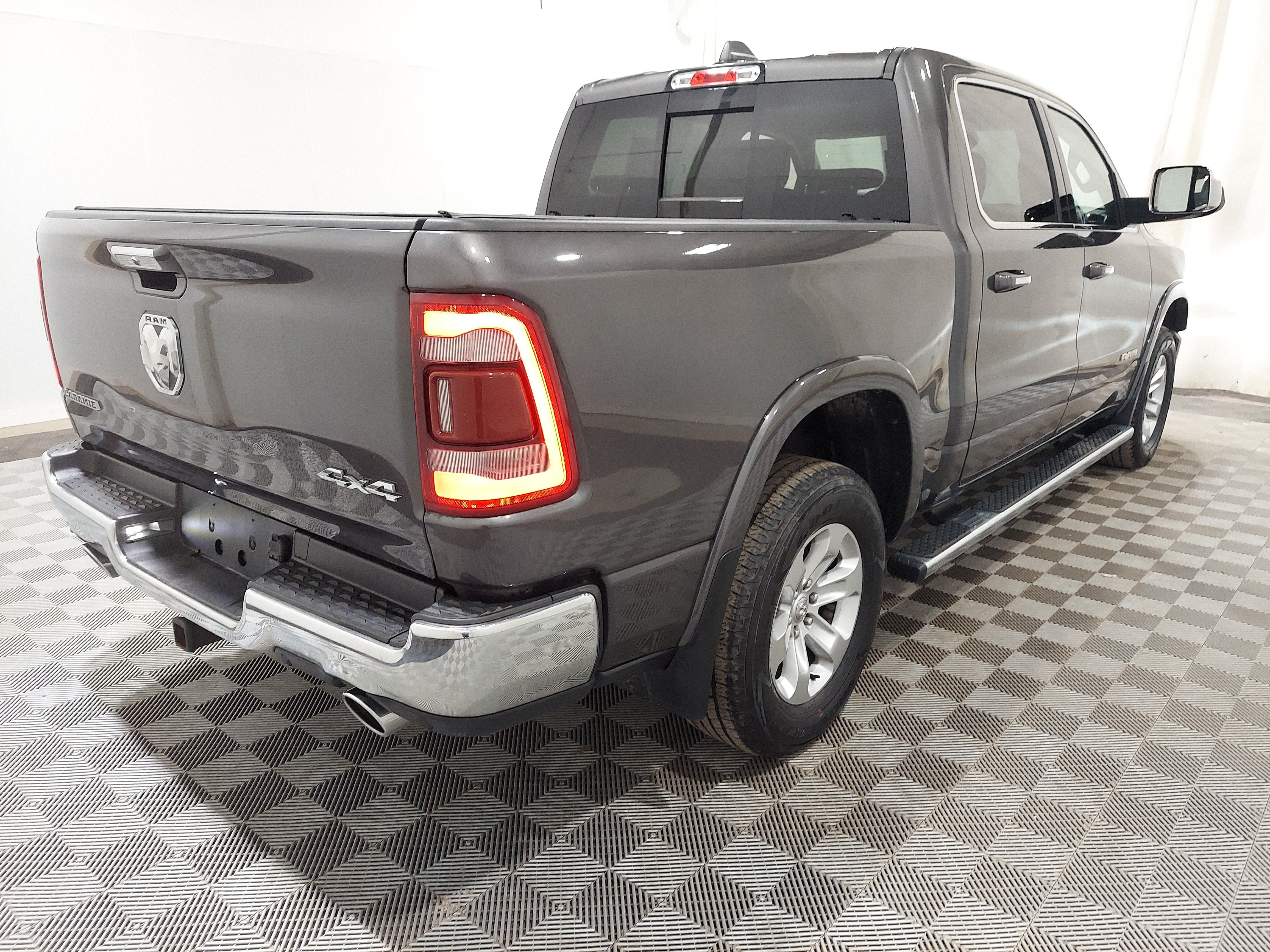 Used 2022 RAM 1500 Laramie AWD/4WD image 3