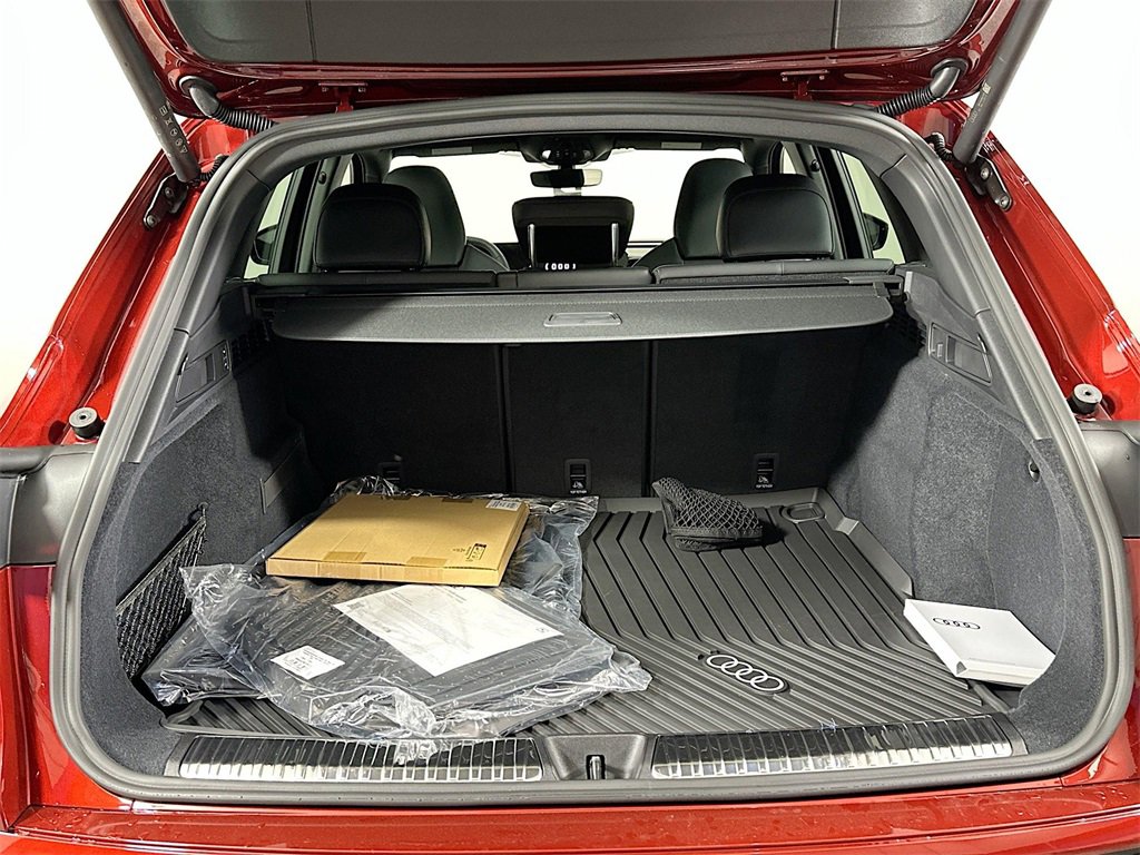 New 2025 Audi SQ5 Prestige image 16