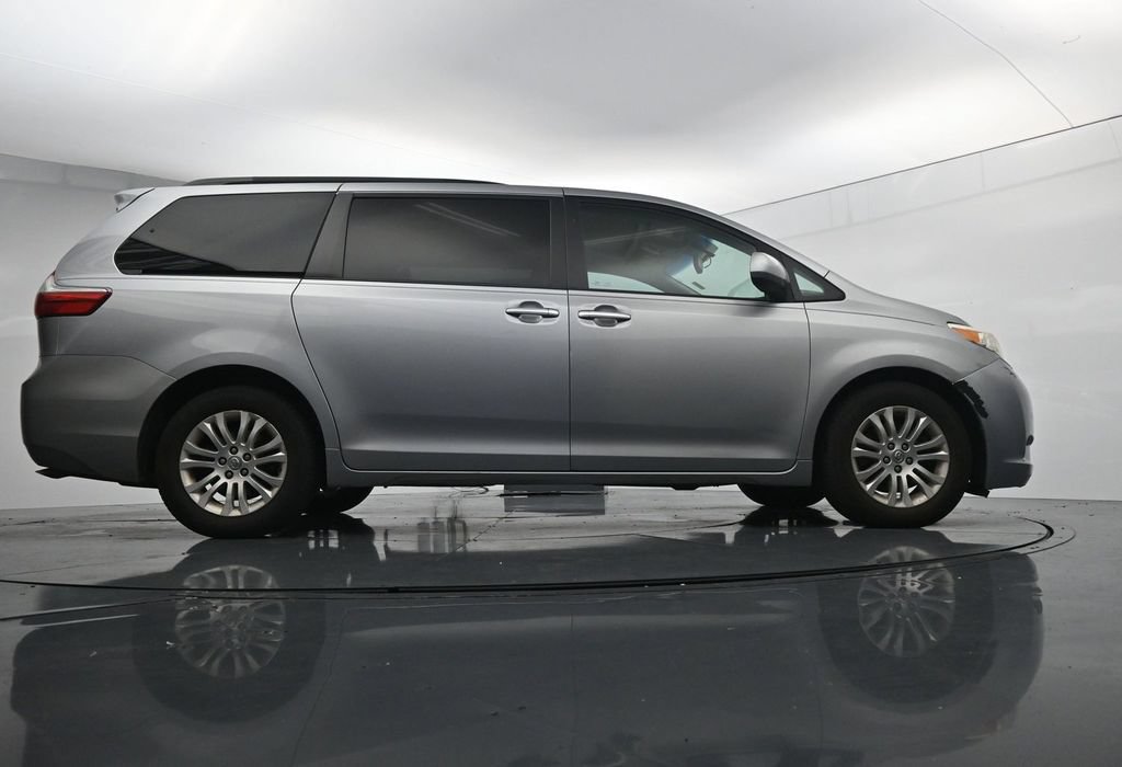 Used 2015 Toyota Sienna XLE w/ Four Season Floor Mat Package FWD image 24