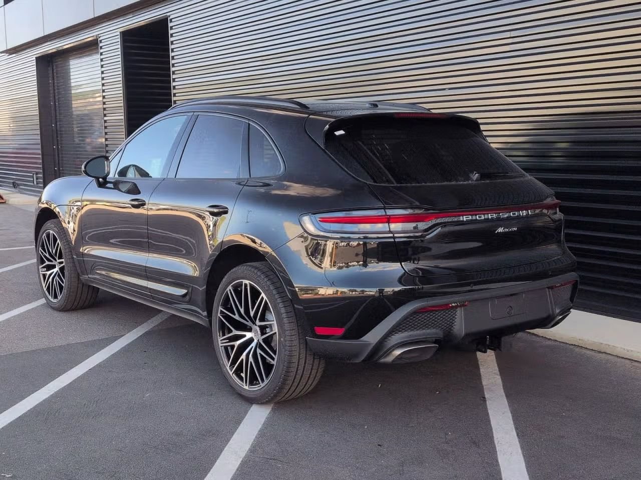 Certified 2026 Porsche Macan AWD/4WD image 3